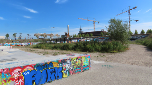 850602 Overzicht van de jongerenplek Teen Spot ('De Kuil van Leidsche Rijn', een tijdelijke graffitivrijplaats), onder ...